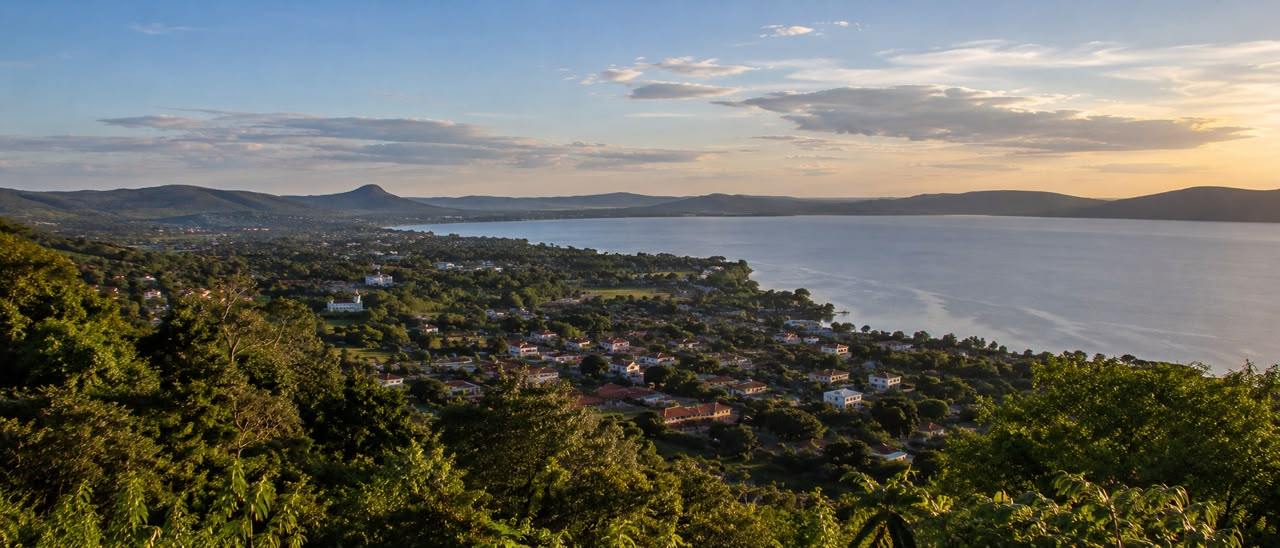 Panorama over San Bernardino en het Ypacaraí-meer